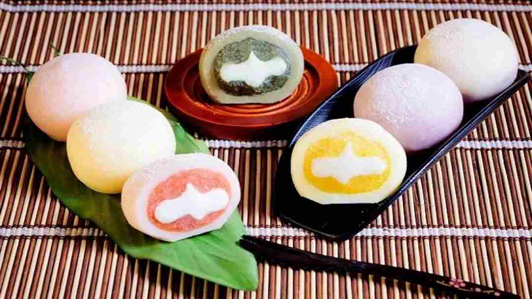 Mochi truyền thống có vỏ ngoài dẻo trắng, nhân đậu đỏ thơm ngon