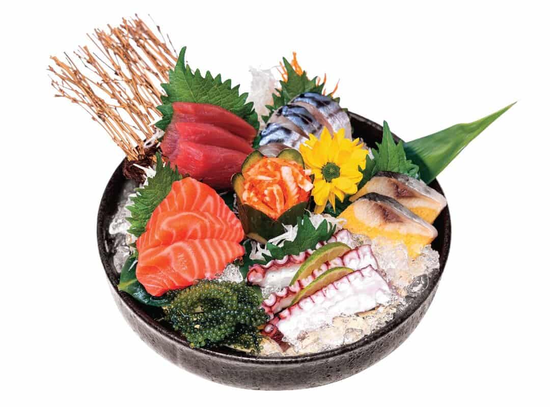 Sashimi làm từ hải sản như bạch tuộc, cá hồi, cá nóc,.... 