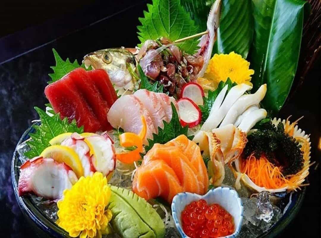 Trang trí là bước quan trọng trong quá trình chế biến Sashimi