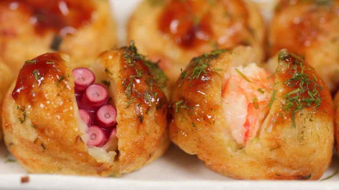 Bánh takoyaki với ẩm thực đường phố đặc sắc